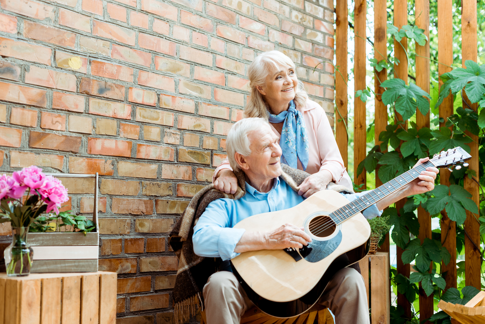 Senior couple with guitar on 50plusses.com